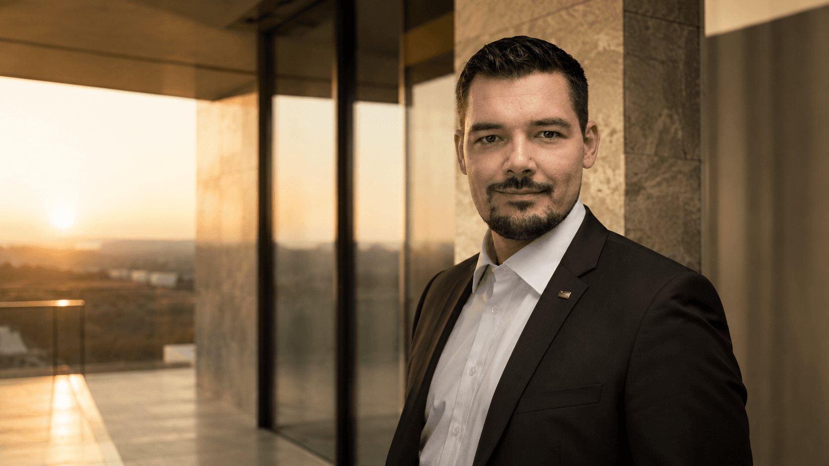 Martin Grabich vor moderner Architektur im Abendlicht.