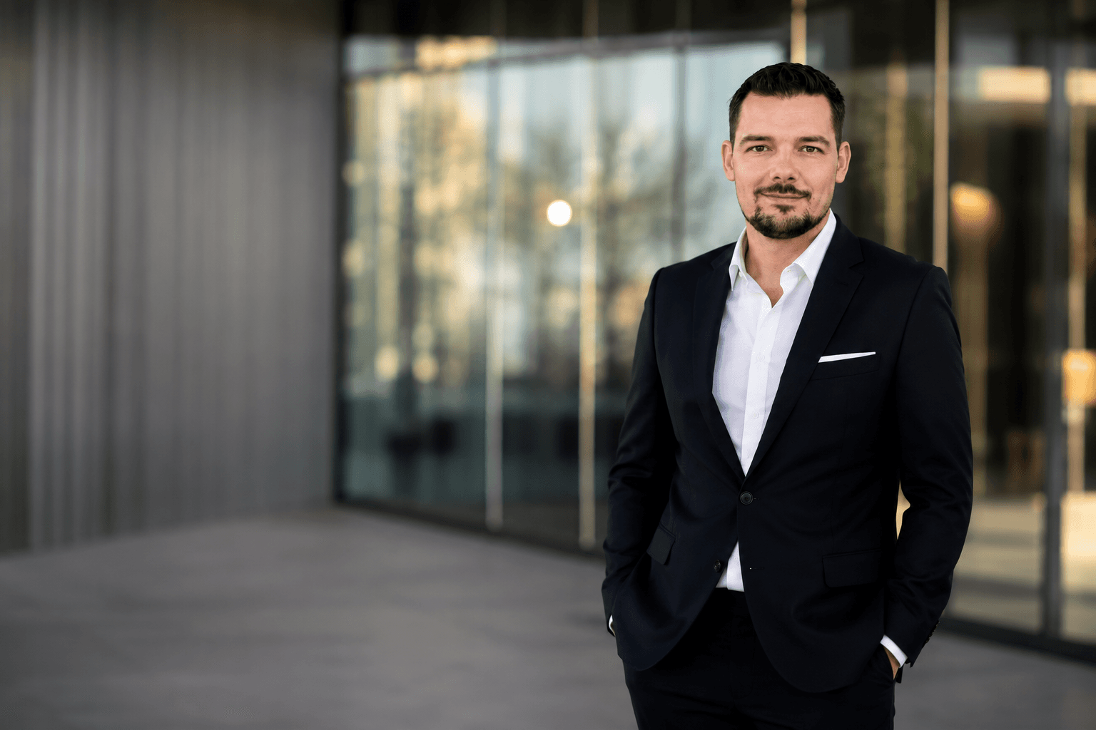 Martin Grabich vor moderner Architektur.